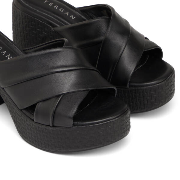 Siyah Hakiki Deri Kadın Terlik - K25Y1TR67767-A23 - 3