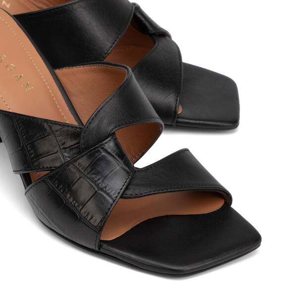 Siyah Hakiki Deri Kadın Terlik - K26Y1TR68399-H44 - 3