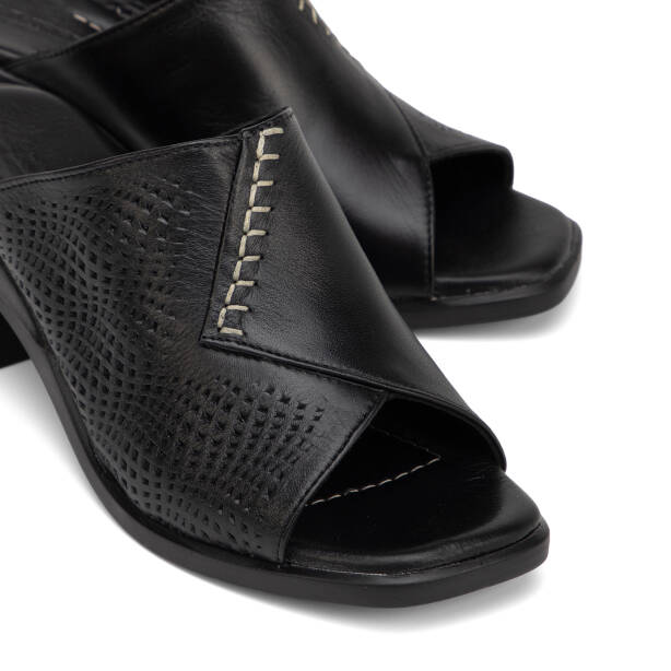Siyah Hakiki Deri Kadın Terlik - K26Y1TR68535-A23 - 3