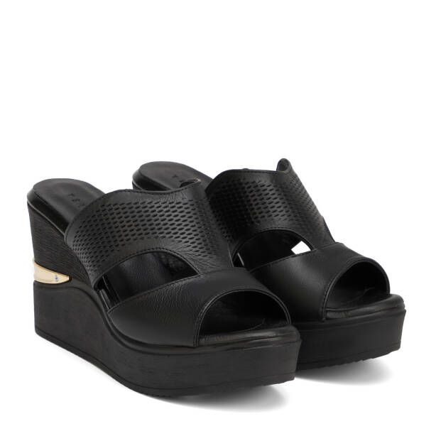 Siyah Hakiki Deri Kadın Terlik - K26Y1TR68611-A23 - 2
